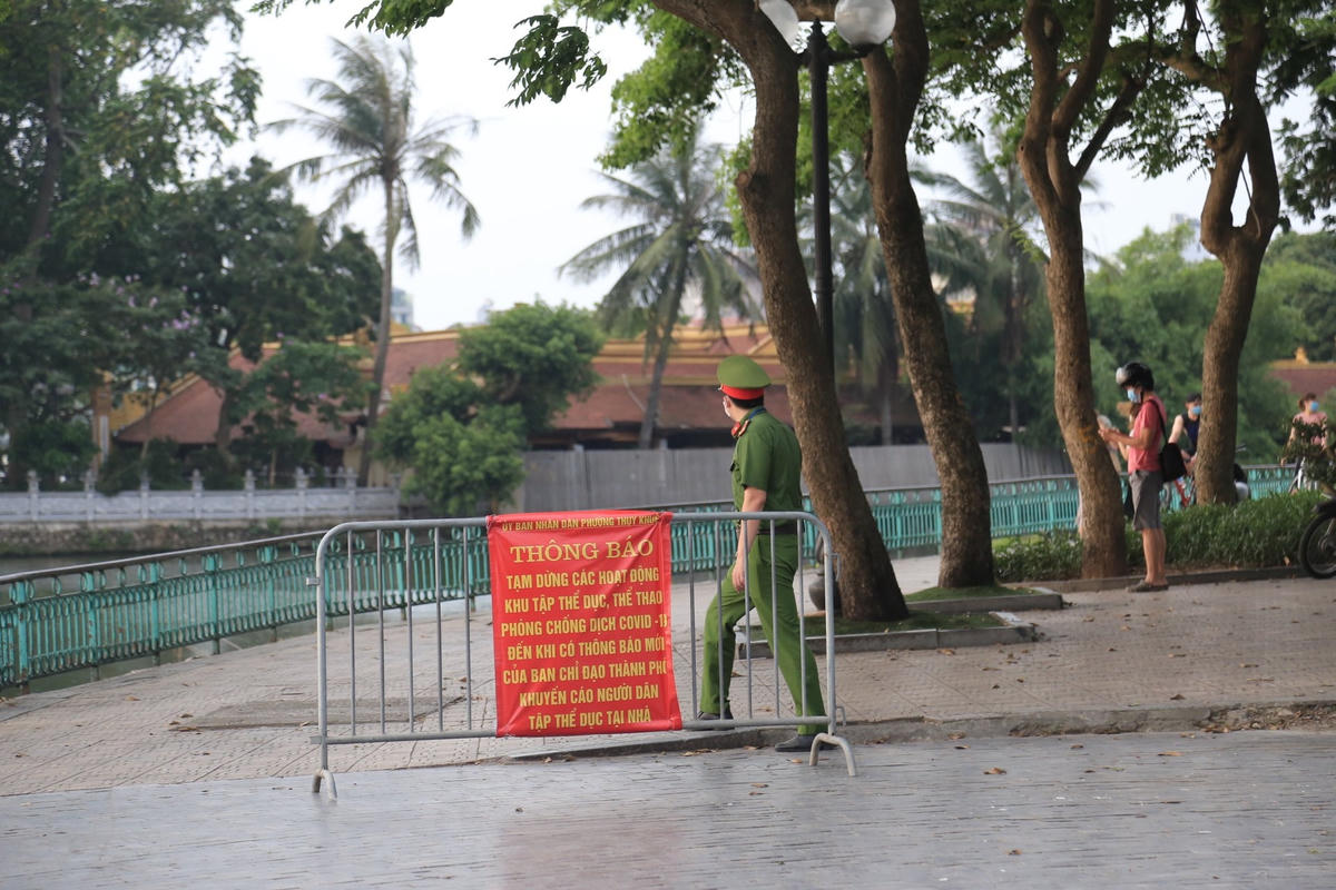 [Ảnh] Người dân đi tập thể dục 'quay xe' khi thấy lực lượng chức năng - Ảnh 1