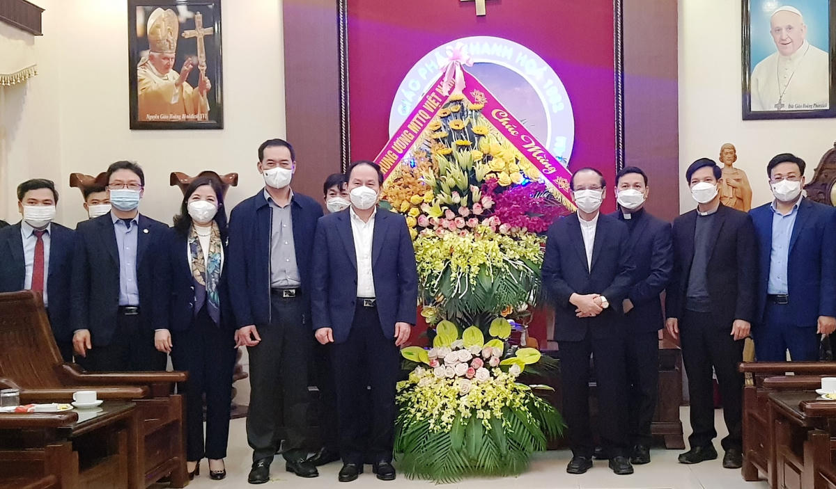 Phó Chủ tịch - Tổng Thư ký Lê Tiến Châu đã đến thăm, chúc Tết các chức sắc Công giáo và bà con giáo dân tại Tòa Giám mục Giáo phận Thanh Hóa.