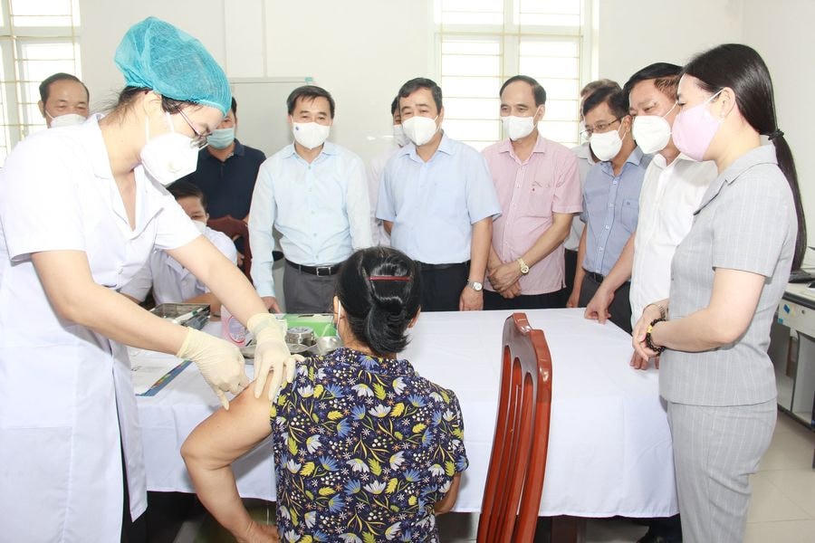 Tiêm thử nghiệm lâm sàng vaccine Covivac giai đoạn 2 tại Thái Bình. Ảnh: BYT.