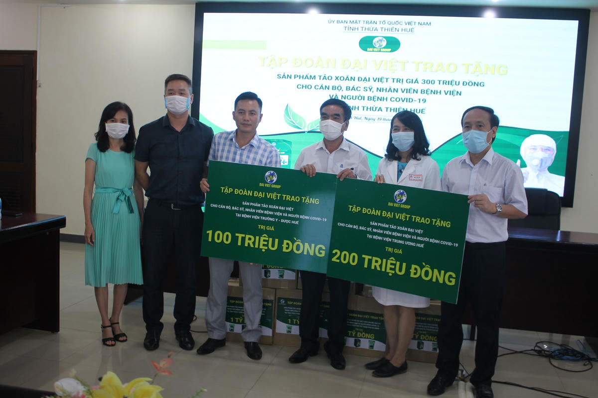 Trao quà ủng hộ tại Bệnh viện Trung ương Huế.