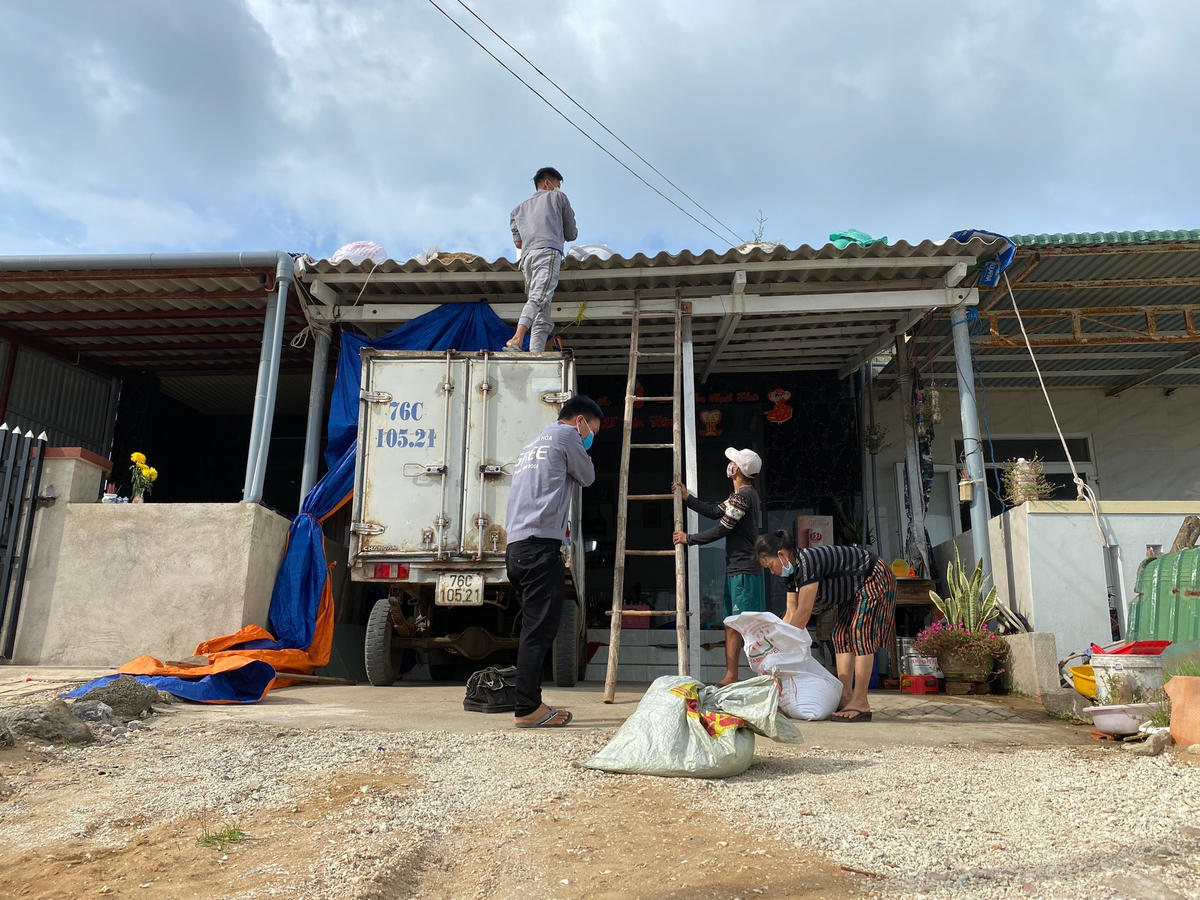 Gia đình bà Hoa đang chằng nhà cửa phòng, chống bão số 9.