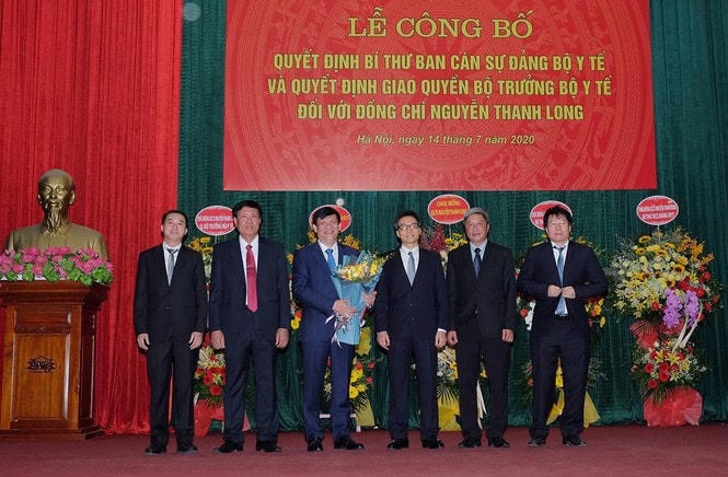 Trao quyết định giao quyền Bộ trưởng Bộ Y tế cho GS.TS Nguyễn Thanh Long