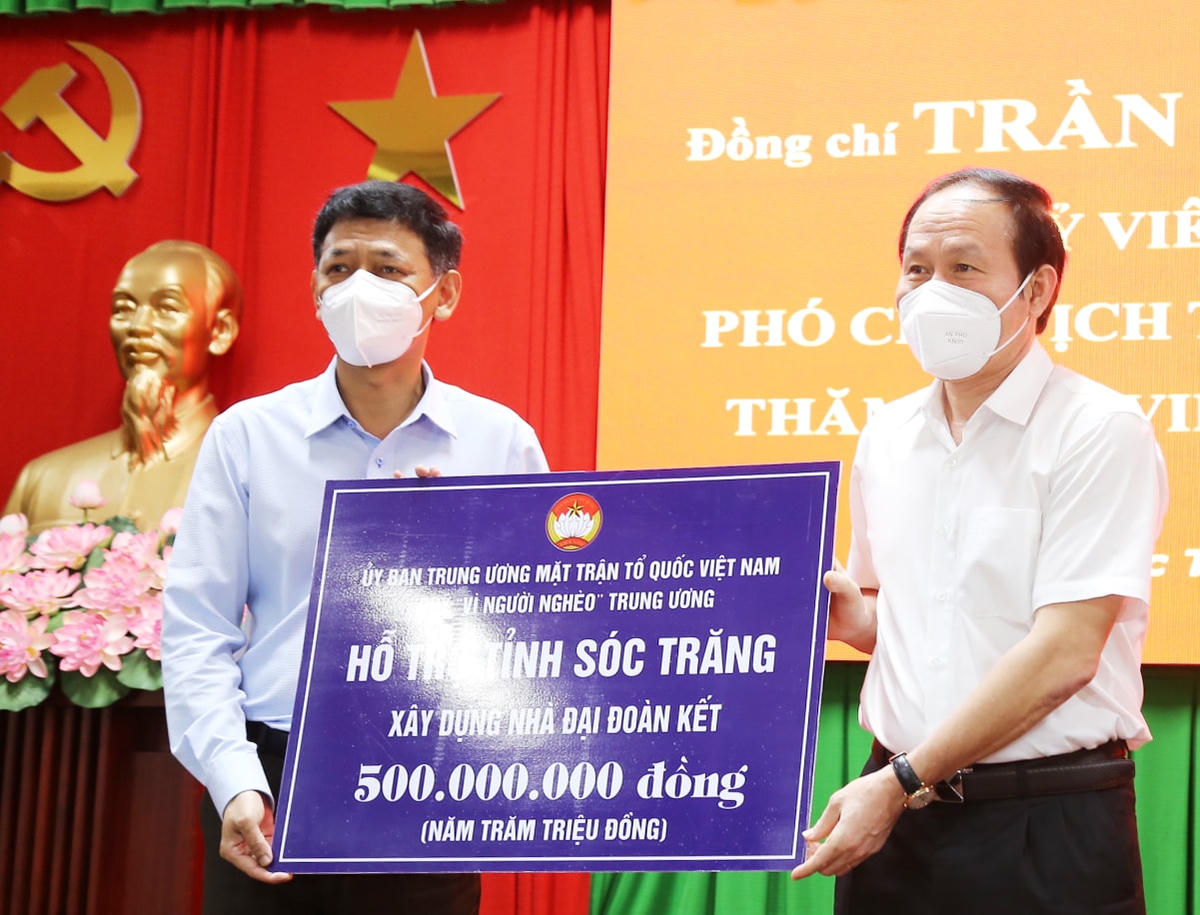 Phó Chủ tịch - Tổng Thư ký Lê Tiến Châu trao 10 căn nhà Đại đoàn kết cho bà con tỉnh Sóc Trăng. 