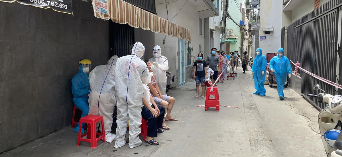 Lấy mẫu cho người dân ở hẻm Âu Cơ, quận Tân Phú.