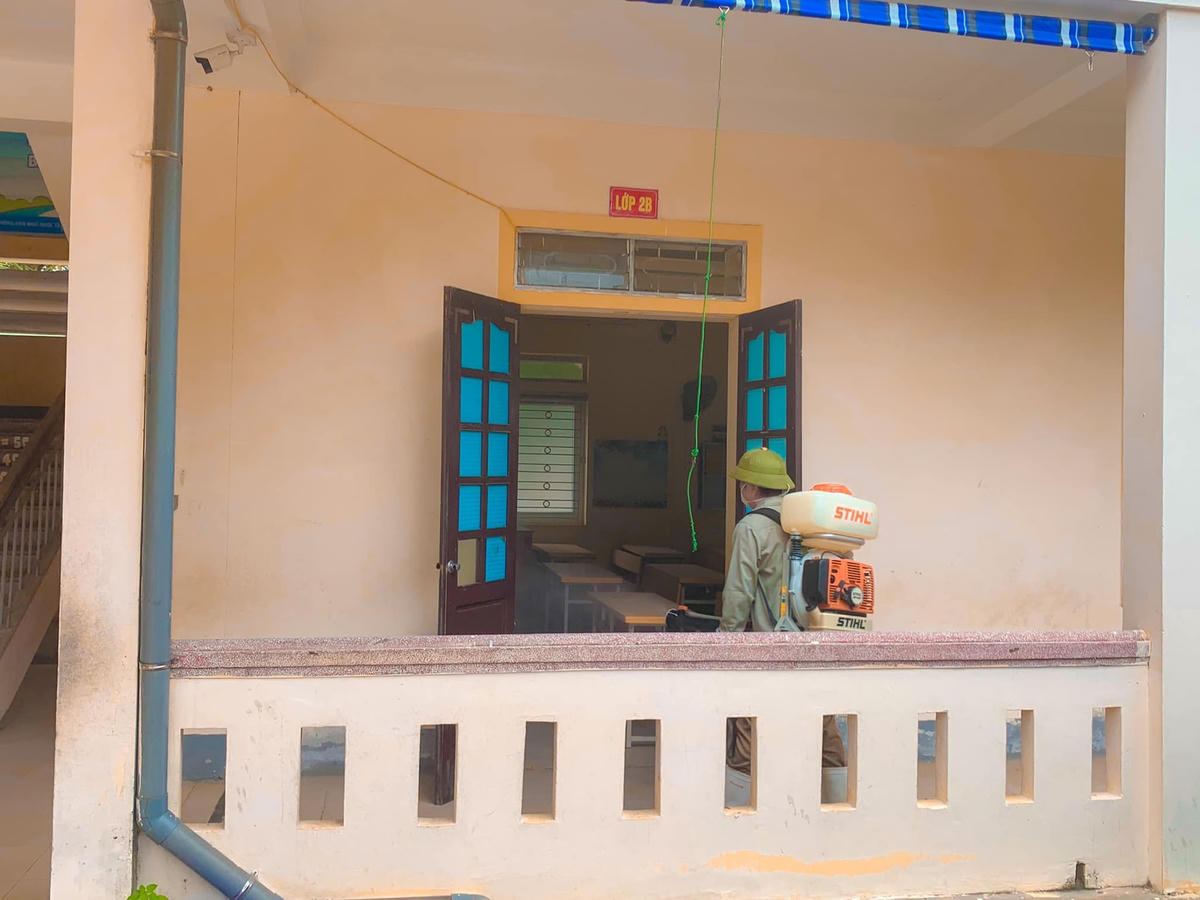 Các lớp học được phun khử khuẩn sau hơn 4 tháng vắng bóng học sinh.
