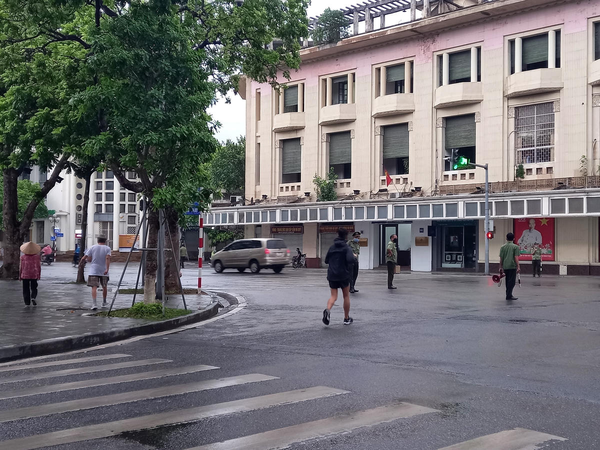 Lực lượng chức năng quận Hoàn Kiếm dường như bất lực trong việc ngăn chặn người dân đi bộ.