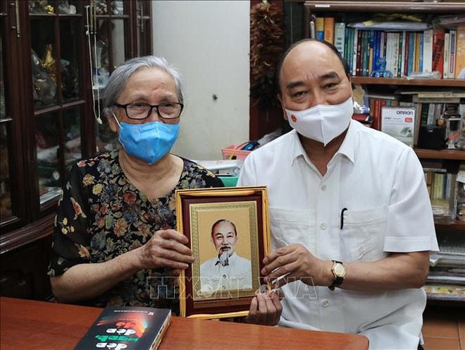 Chủ tịch nước Nguyễn Xuân Phúc đã tới thăm gia đình cố Nhà báo Hữu Thọ.