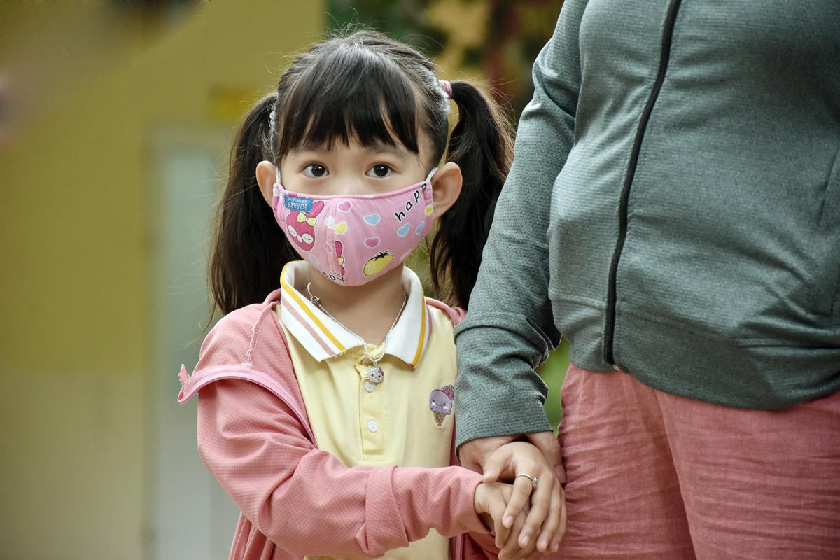 Nhiều trẻ rụt rè trong ngày đầu trở lại trường.