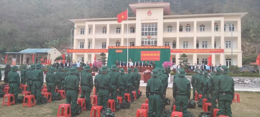 Thanh niên huyện miền núi Mường Lát nô nức lên đường nhập ngũ.
