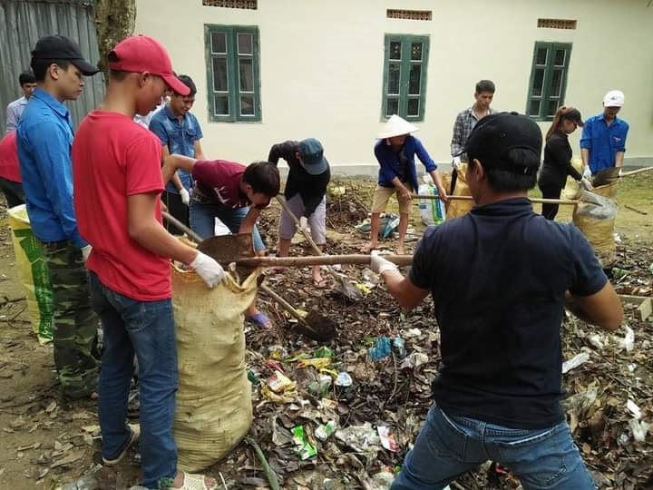 Bà con nhân dân tỉnh Điện Biên ra quân bảo vệ môi trường.