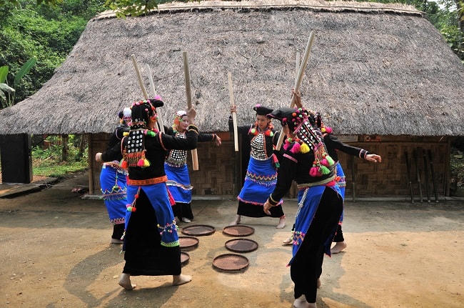 Phụ nữ Si La trong trang phục dân tộc khi tham gia lễ hội.