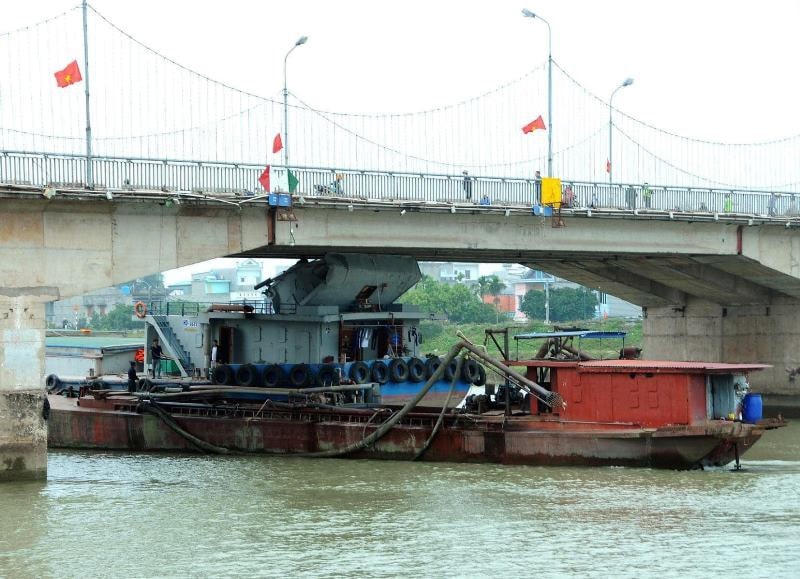 Chiếc tàu thủy va chạm vào nhịp giữa cầu Thái Bình.