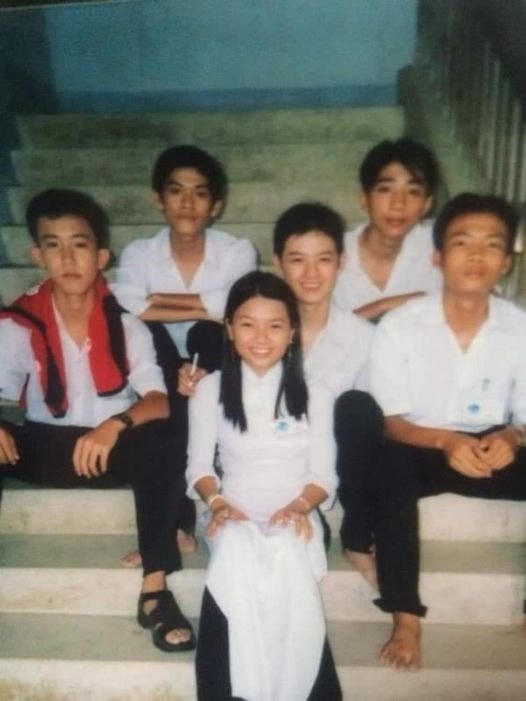 Có ai nhận ra Thanh Duy, học sinh lớp lớp 12 chuyên Anh trường chuyên Trà Vinh khoá X năm 2004, ở đâu trong hình không ạ?  