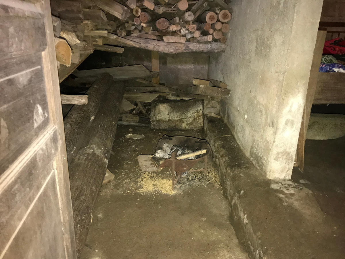 Chiếc bếp củi tềnh toàng.