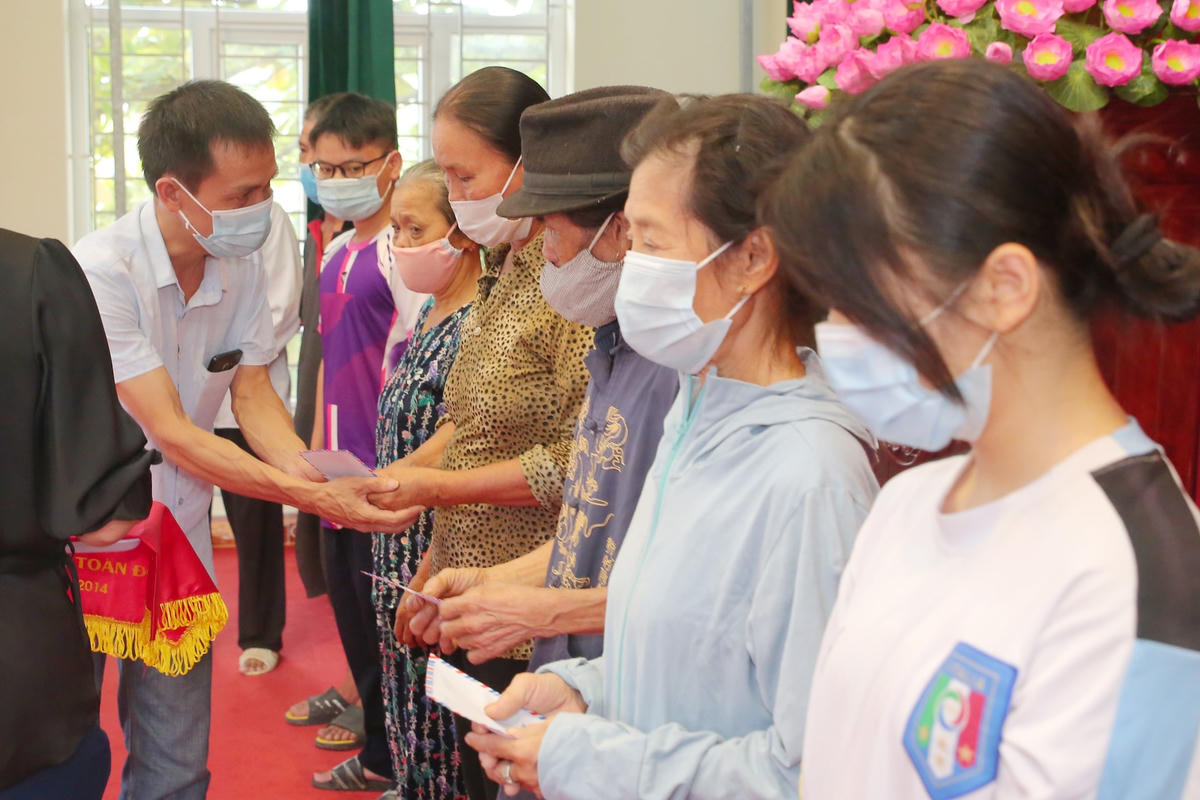 PV Thường trú Báo Đại Đoàn Kết tại Nam Định gửi gắm tình cảm của bạn đọc tới người dân phường Lộc Hạ (TP Nam Định) lúc khó khăn. Ảnh: Viết Dư.
