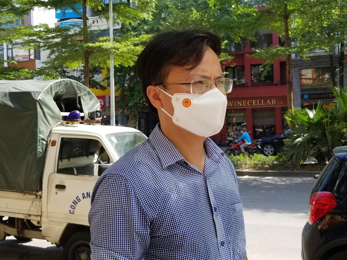 Ông Đỗ Công Hải, Phó Chủ tịch UBND phường Ngọc Khánh cho biết: "Từ 3h sáng, lực lượng chức năng của phường đã tiến hành lập chốt chặn, chủ yếu xử lí các trường hợp kinh doanh buôn bán của các hộ kinh doanh, tiểu thương địa phương khác di chuyển vào trung tâm thành phố"...