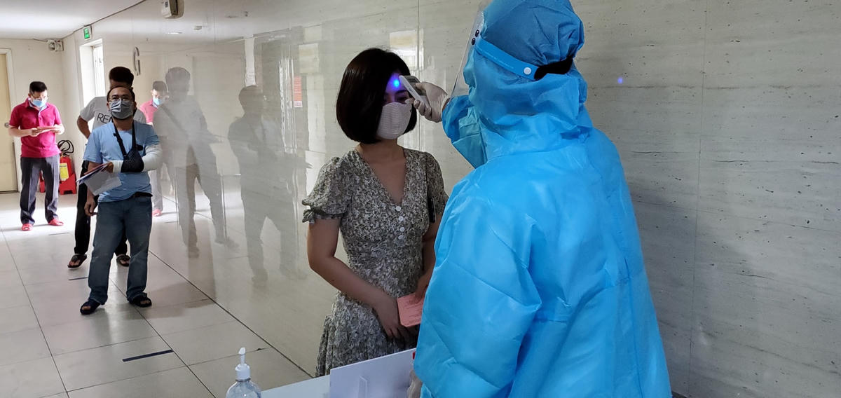 Nhiều chung cư trên địa bàn thành phố phong tỏa vì có ca nhiễm Covid-19. Ảnh: S.X..