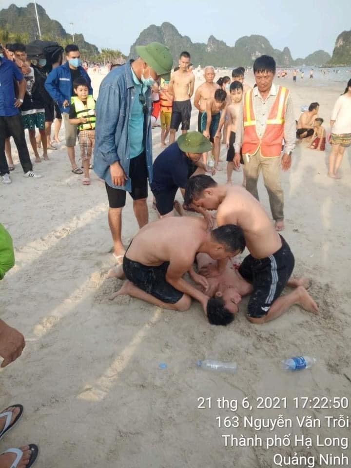 Anh Hoàng Đức Quyền thực hiện sơ cứu nạn nhân.