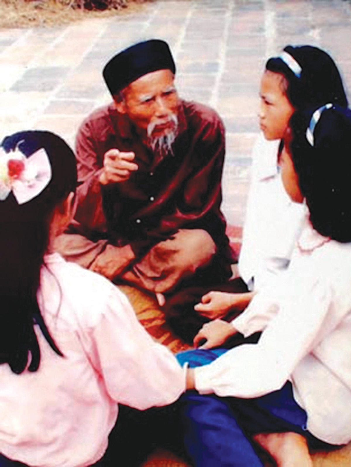 Những năm cuối đời, nghệ nhân Nguyễn Đức Sôi vẫn miệt mài truyền dạy quan họ cho các em nhỏ.