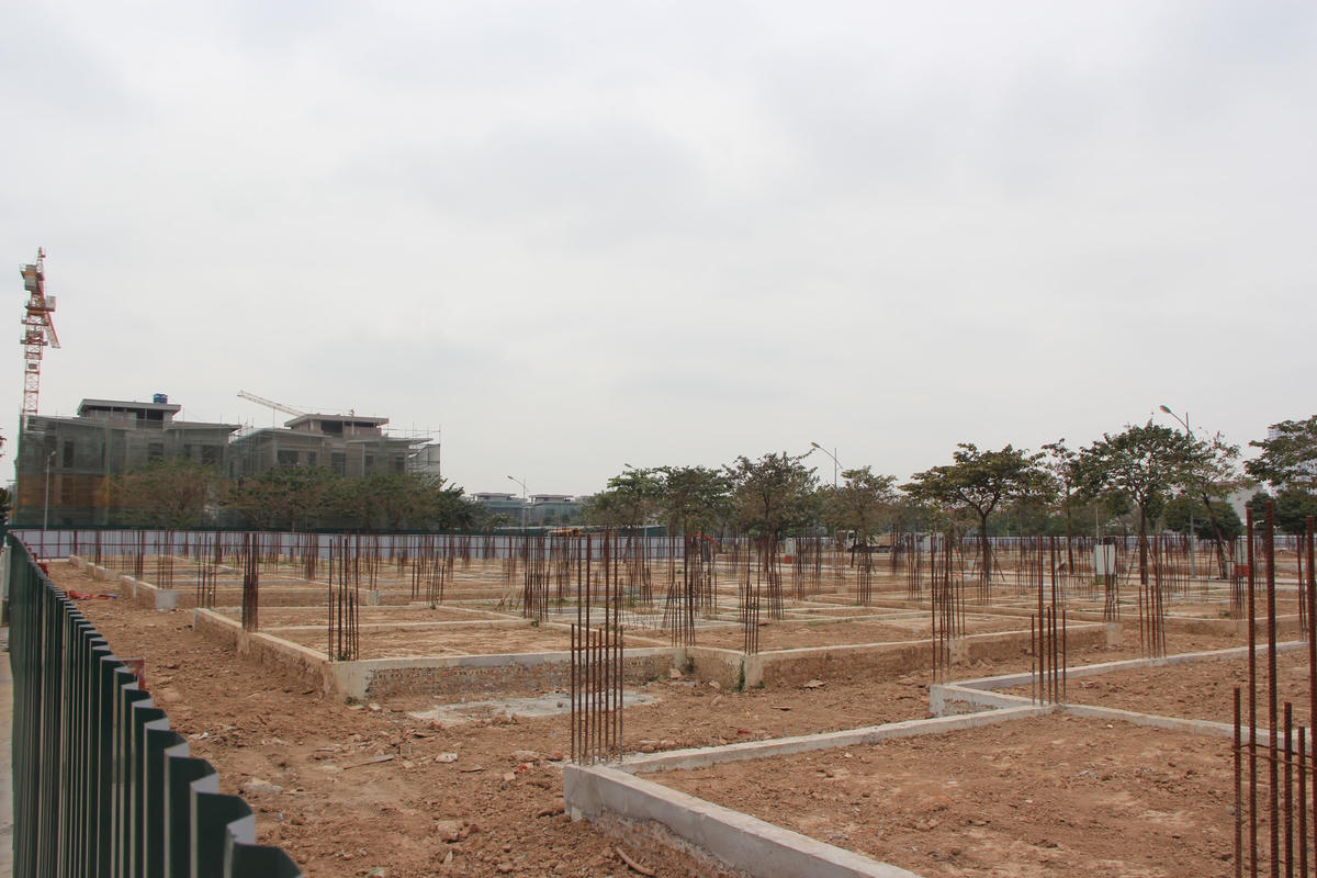 Trong khi trường mẫu giáo, bệnh viện quốc tế 500 giường vẫn bỏ hoang thì nhiều khu  biệt thự vẫn được triển khai xây dựng