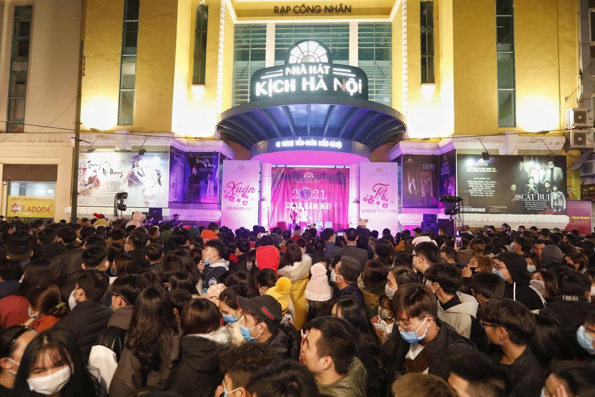 Mọi ngả đường quanh khu vực Hồ Gươm đều chật kín người. Ảnh: Quang Vinh.