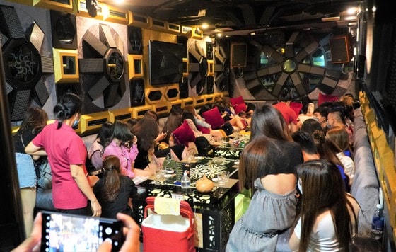 Chuyên gia Trung Quốc 'tự cách ly ở Long An' nhưng ăn nhậu ở Quận 1, TP HCM