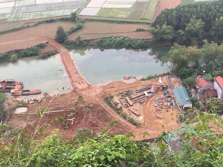 Người dân cho rằng con đường này là phục vụ cho doanh nghiệp vận chuyển cát sỏi qua sông là chính, chứ chả mấy người dân có nhu cầu qua lại con đường này.
