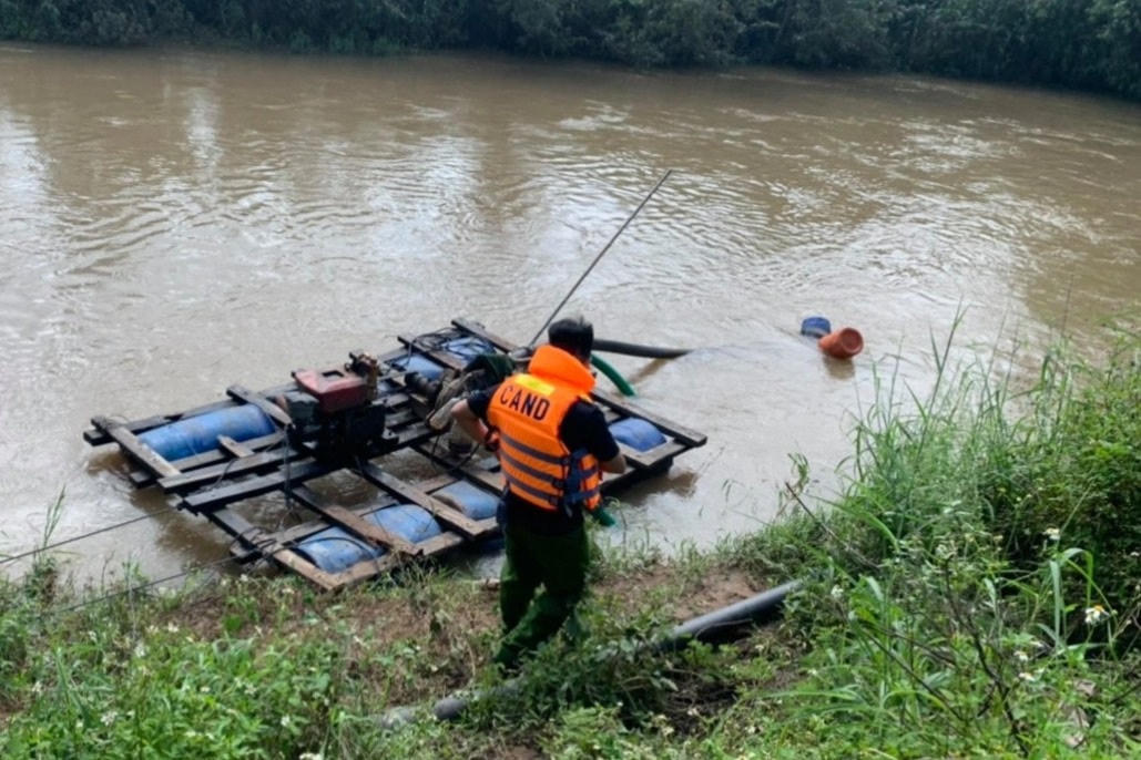Lực lượng chức năng đang khẩn trương tìm kiếm các nạn nhân mất tích vì bị nước cuốn trôi (Ảnh: UBND huyện Mang Yang).