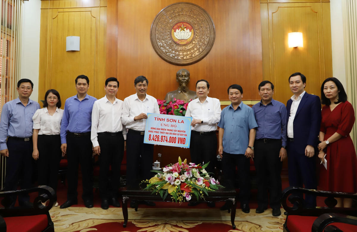 Chủ tịch Trần Thanh Mẫn tiếp nhận ủng hộ từ tỉnh Sơn La.
