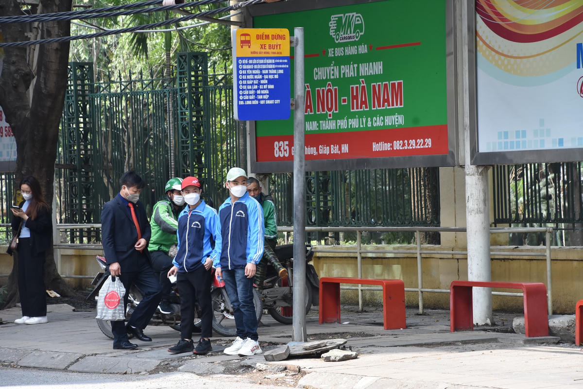 Tại điểm trung chuyển Cầu Giấy, dù là giờ cao điểm nhưng lượng người dân di chuyển bằng xe buýt đìu hiu trông thấy, khác hẳn trước đây.