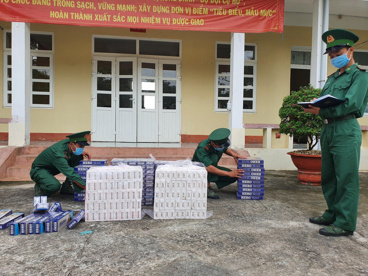 Lực lượng Biên phòng tiến hành kiểm điếm số thuốc lá vừa thu giữ.