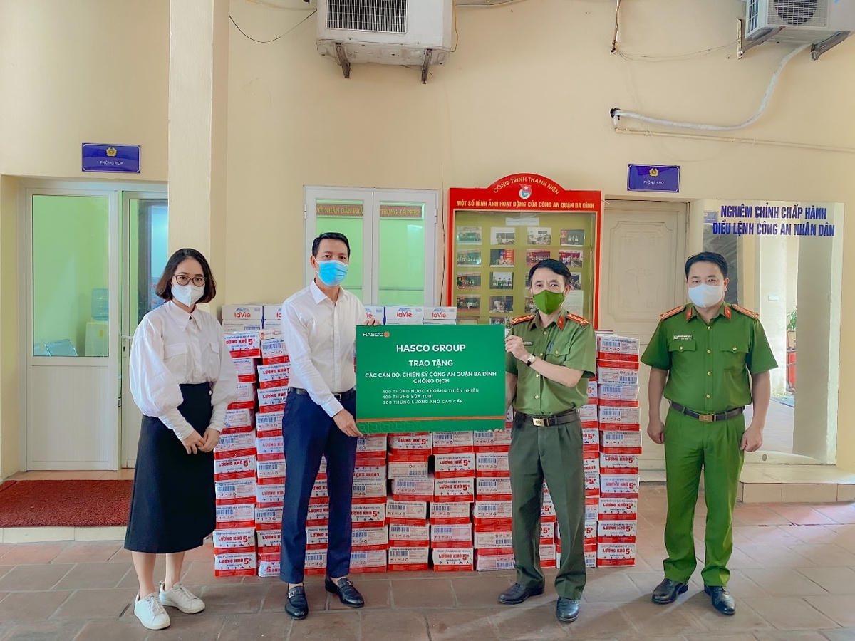 Ông Nguyễn Minh Ly - Phó Tổng Giám đốc Tập đoàn HASCO trao tặng nhu yếu phẩm đến cán bộ, chiến sĩ Công an Quận Ba Đình