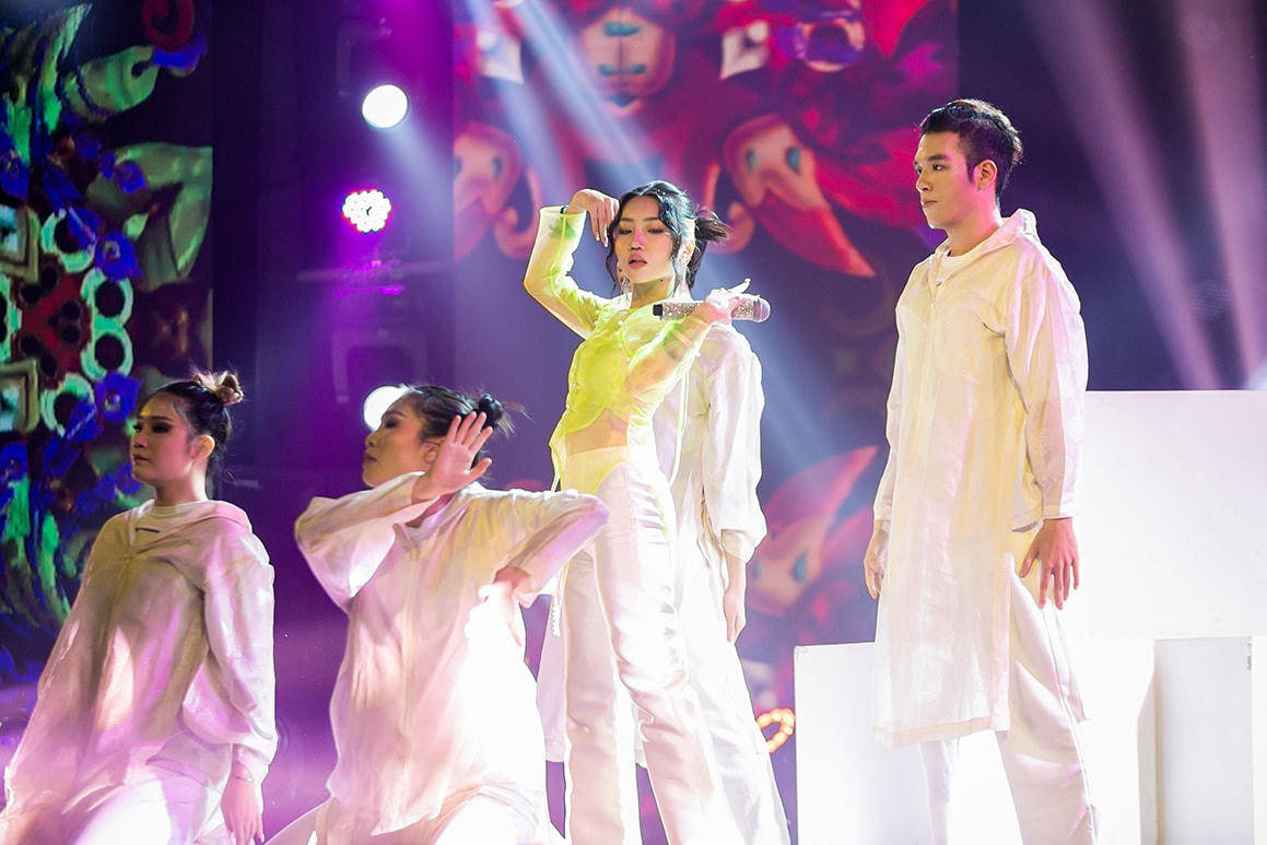 Erik mashup Muộn rồi mà sao còn - Yêu 5 ‘khuấy đảo’ The Heroes