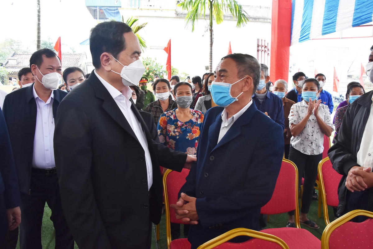 Phó Chủ tịch Thường trực Quốc hội Trần Thanh Mẫn thăm hỏi bà con Khu dân cư Hồng Tiến.