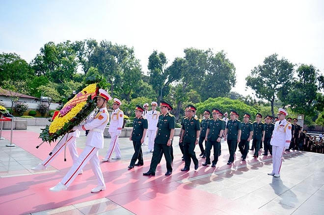 Lãnh đạo Tập đoàn Viettel đến dâng hương tại Lăng Chủ tịch Hồ Chí Minh.