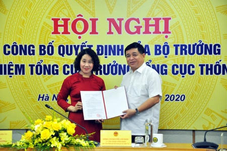 Bộ trưởng Nguyễn Chí Dũng trao quyết định bổ nhiệm cho bà Nguyễn Thị Hương. Ảnh: Tổng cục Thống kê.