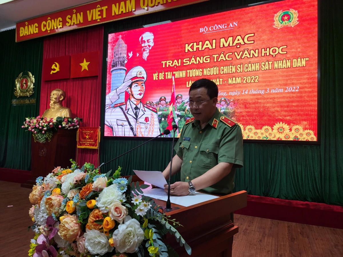 Thiếu tướng, NSND Nguyễn Công Bẩy, Phó Cục trưởng Cục Công tác Đảng và công tác Chính trị, Bộ Công an phát biểu tại lễ khai mạc.