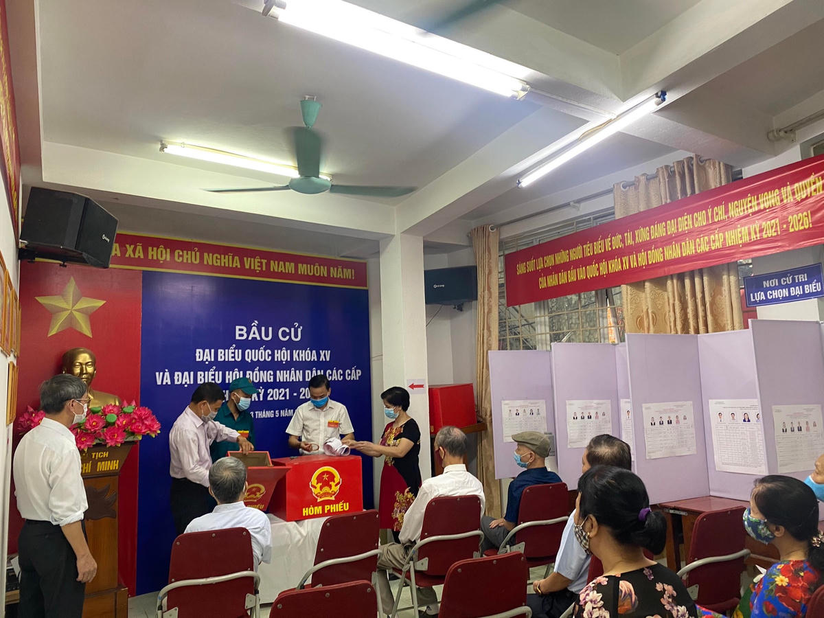 Các cử tri Tổ bầu cử số 6 đến thực hiện quyền công dân, tuân thủ nghiêm ngặt công tác phòng dịch.
