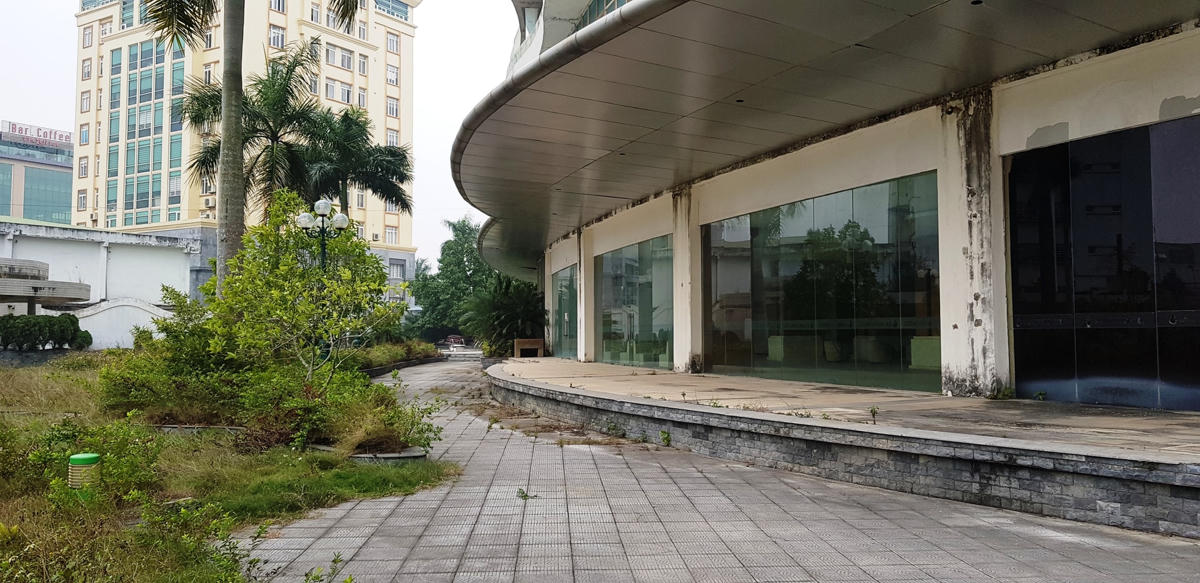 Nhiều hạng mục xung quanh khuôn viên khách sạn xuống cấp, đổ nát, cây cối, cỏ dại mọc um tùm.