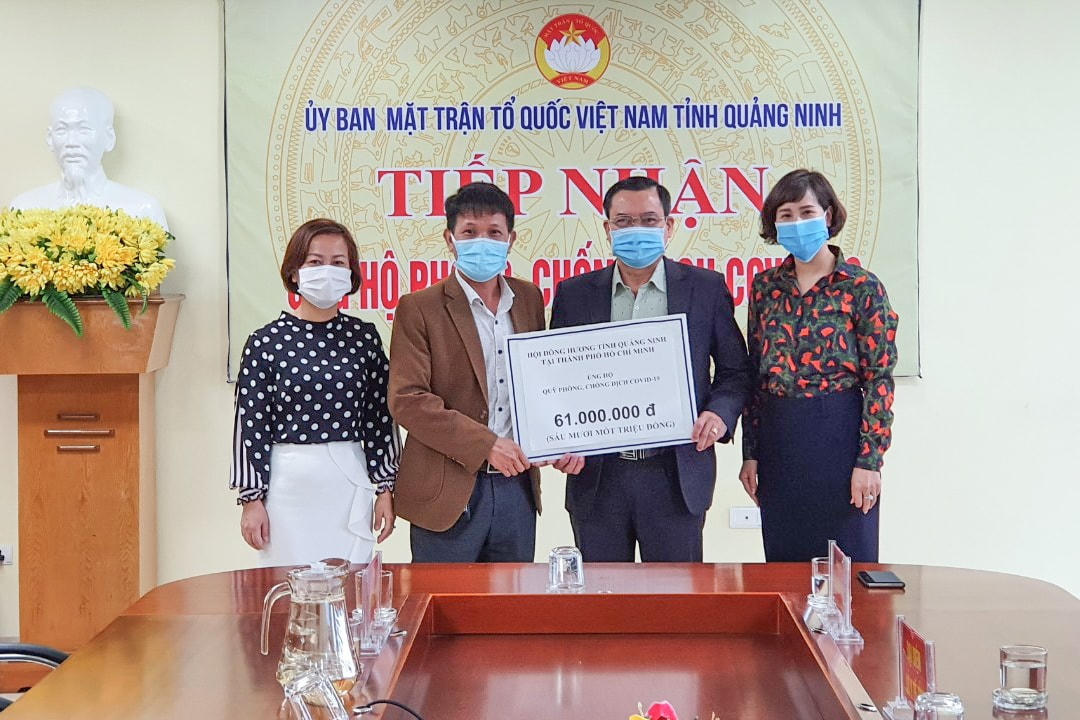 Hội đồng hương tỉnh Quảng Ninh tại TP Hồ Chí Minh ủng hộ Quảng Ninh 61 triệu đồng. Ảnh: Báo Quảng NInh
