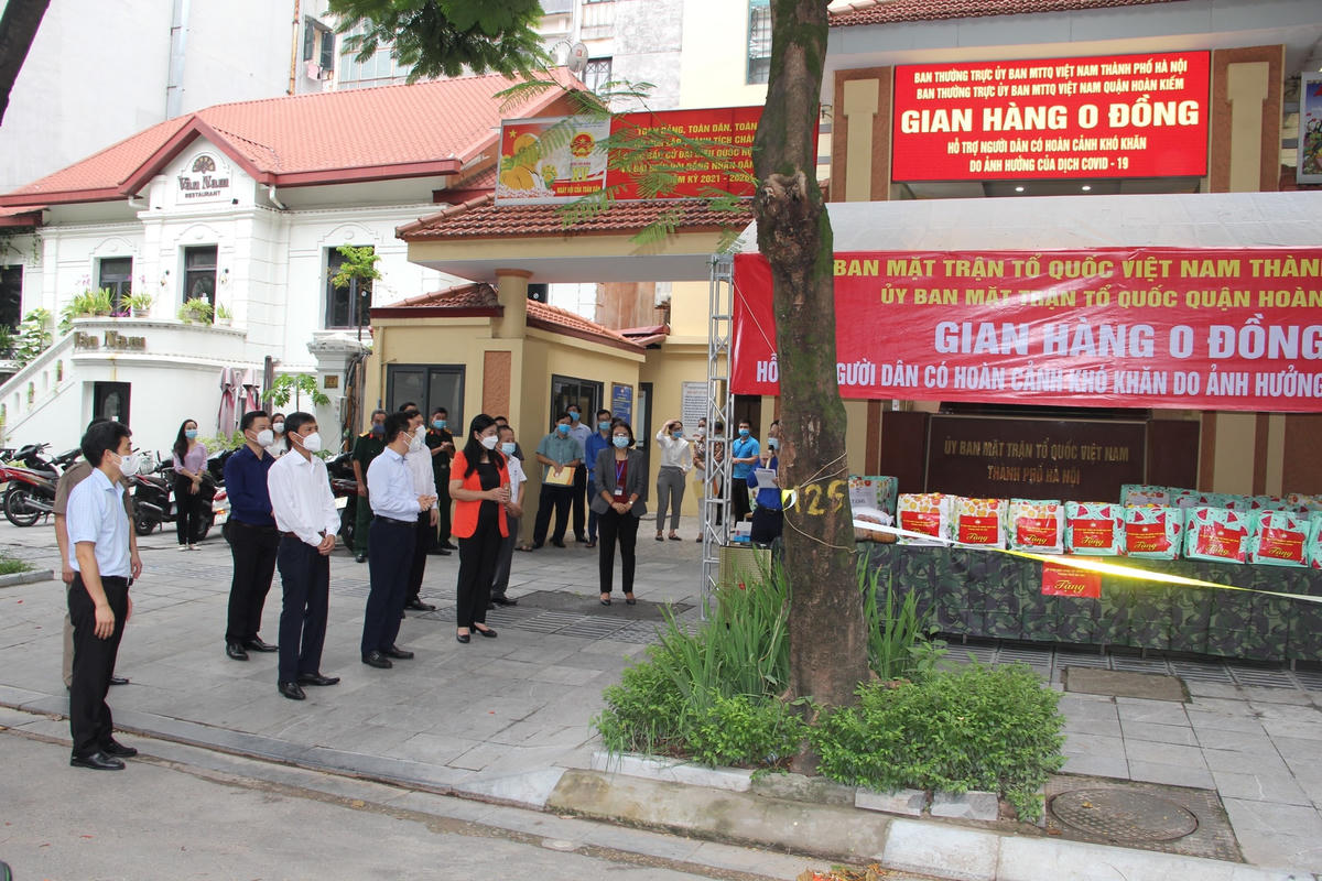 Ủy ban MTTQ thành phố Hà Nội phối hợp với Ủy ban MTTQ quận Hoàn Kiếm tổ chức chợ 0 đồng. 