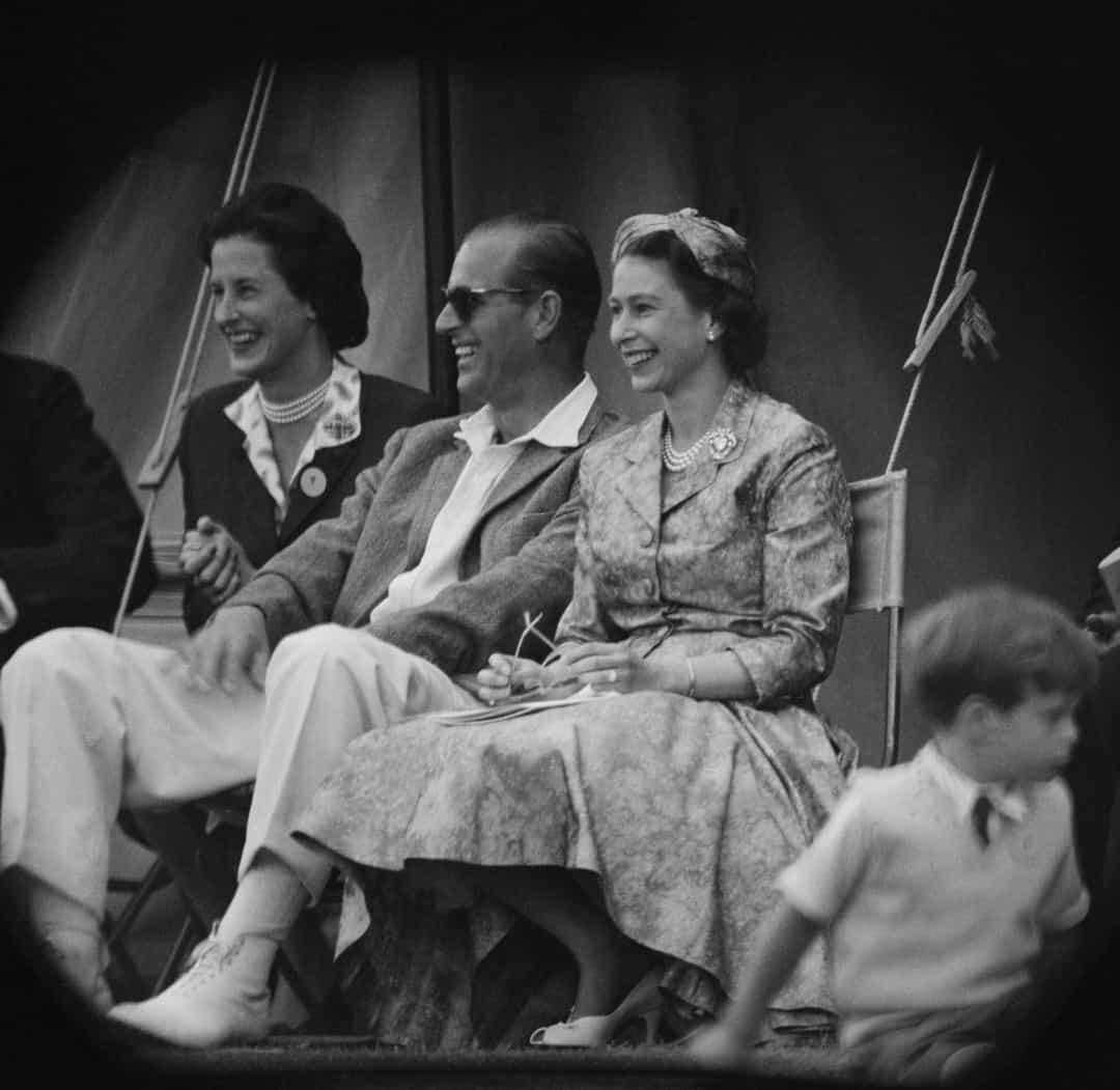 Nữ hoàng Elizabeth II và Hoàng thân Philip, Công tước xứ Edinburgh xem một trận đấu cricket tại Lâu đài Highclere, năm 1958.