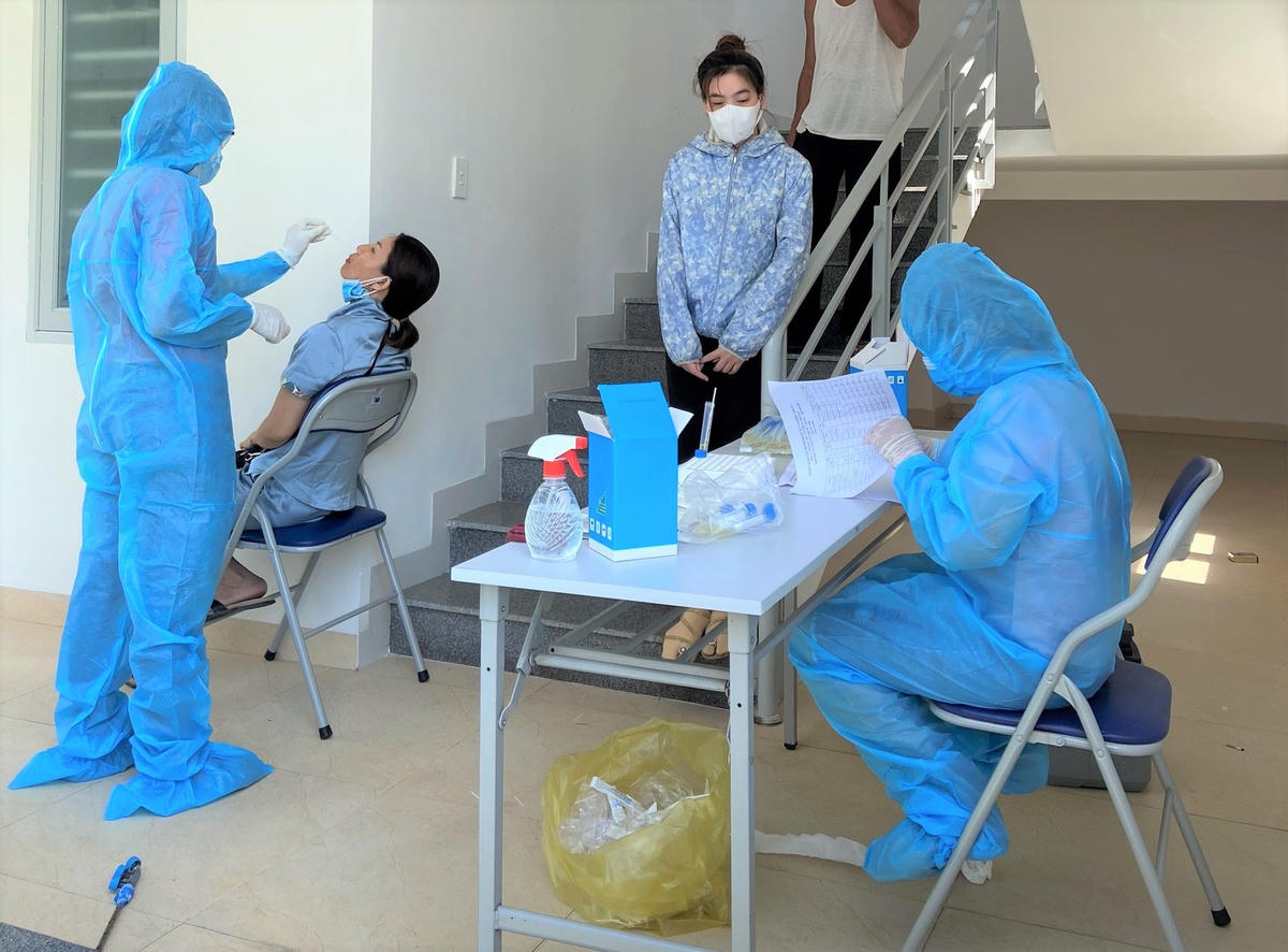 Ngành y tế Quảng Nam lấy mẫu xét nghiệm Covid-19.