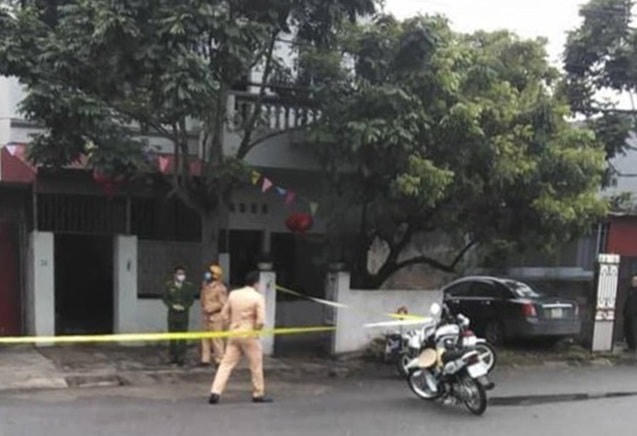 Lực lượng chức năng phong tỏa, khám nghiệm hiện trường.