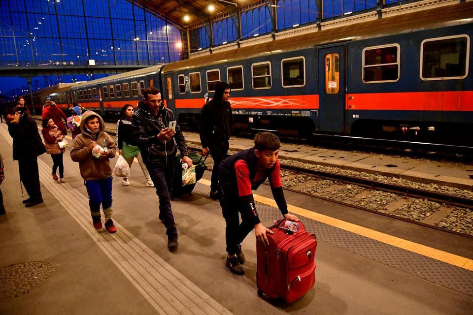 Dòng người tị nạn tiếp tục đổ sang thủ đô Budapest, Hungary. Ảnh: Reuters.
