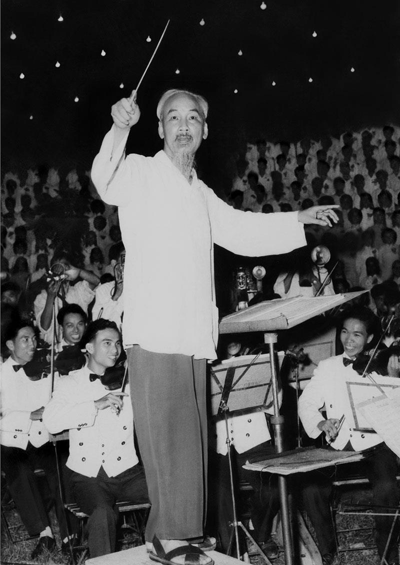 Chủ tịch Hồ Chí Minh bắt nhịp Bài ca Kết đoàn. Ảnh tư liệu.