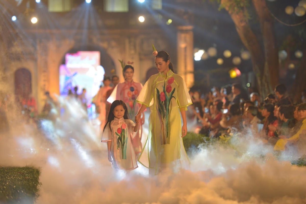 'Áo dài của chúng ta' rực sáng tại Văn Miếu