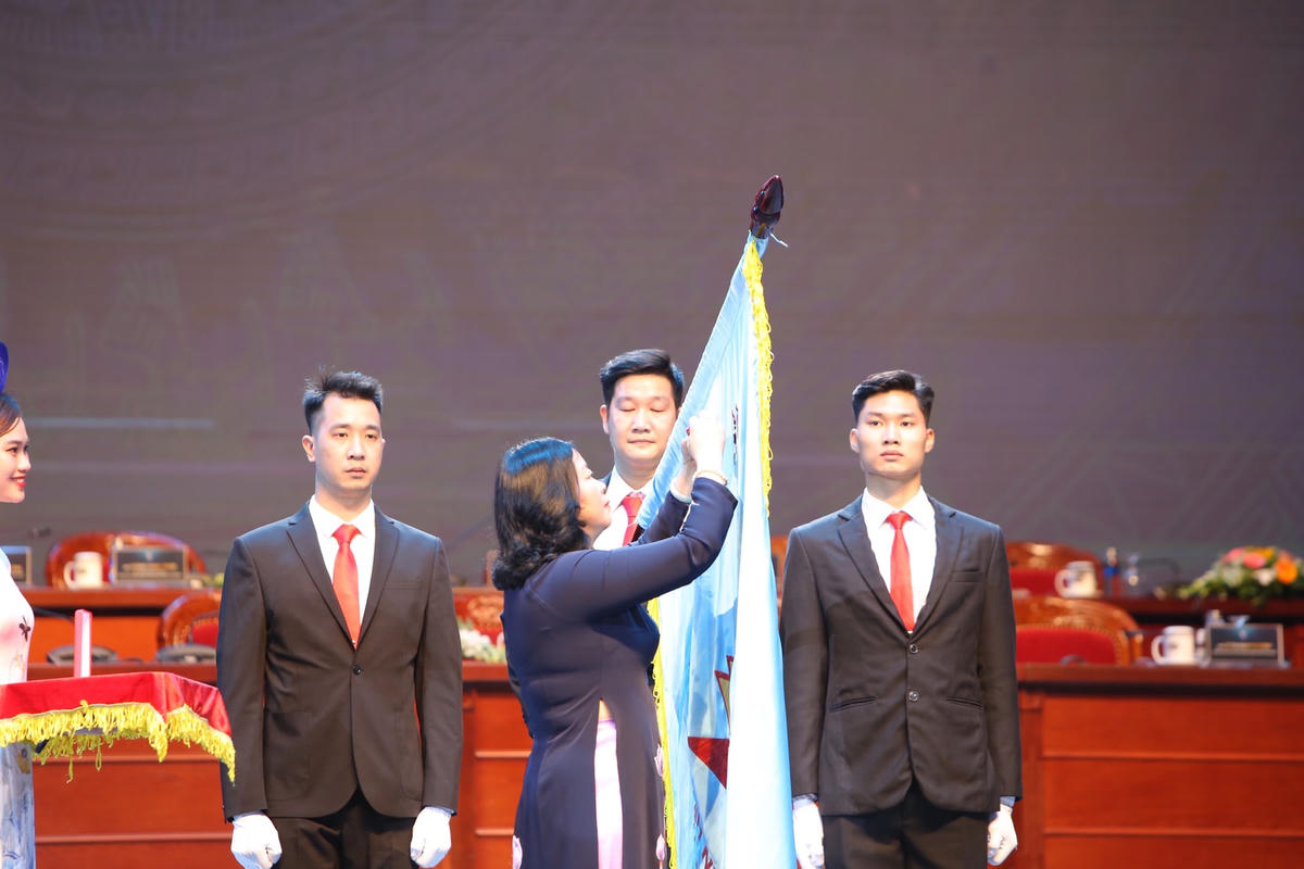 Bí thư Trung ương Đảng, Trưởng ban Dân vận Trung ương Bùi Thị Minh Hoài gắn Huân chương Lao động hạng Ba lên Cờ truyền thống Hội Doanh nhân trẻ Việt Nam.