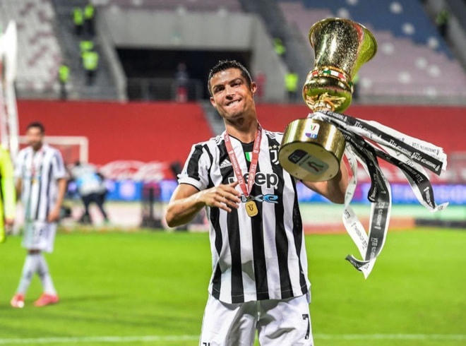 Niềm vui của C.Ronlado sau khi giành chức vô địch Coppa Italia. Anh là cầu thủ đầu tiên trên thế giới giành trọn vẹn bộ sưu tập danh hiệu quốc nội ở Anh, Italia và Tây Ban Nha.