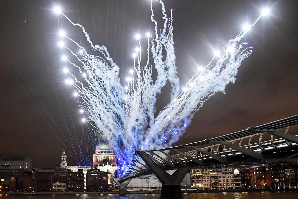 Màn trình diễn ánh sáng để đánh dấu năm mới được nhìn thấy trên Nhà thờ St Paul ở London, Anh.